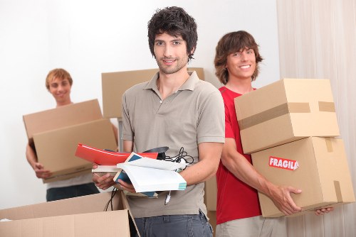 Sustainable removal service with reusable packing and waste separation